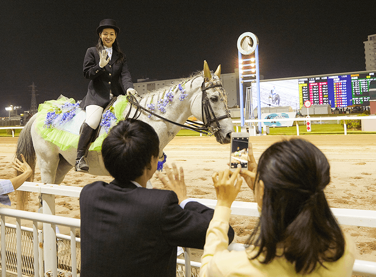 コスプレ誘導馬を見に行こう！